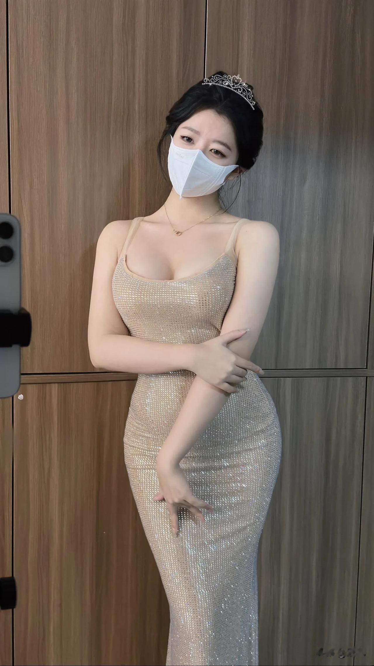 华美礼服映衬下，她如公主般亭亭玉立，婀娜身姿，仿佛每一寸都散发着高贵的气息，犹如