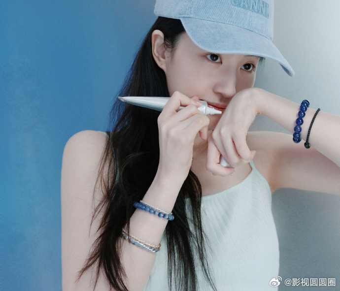 刘亦菲猫系美人刘亦菲不费力的美貌很多惊艳依靠装扮加持，刘亦菲的好看源自骨子里。猫