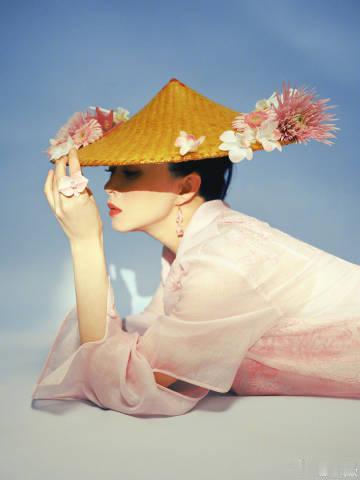 蒋欣斗笠造型蒋欣粉衣斗笠造型粉衣温婉配上古风斗笠，轻纱半掩眉眼，温婉柔情碰撞江湖