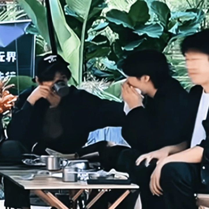 才发现 宋亚轩这是在捏哪里 