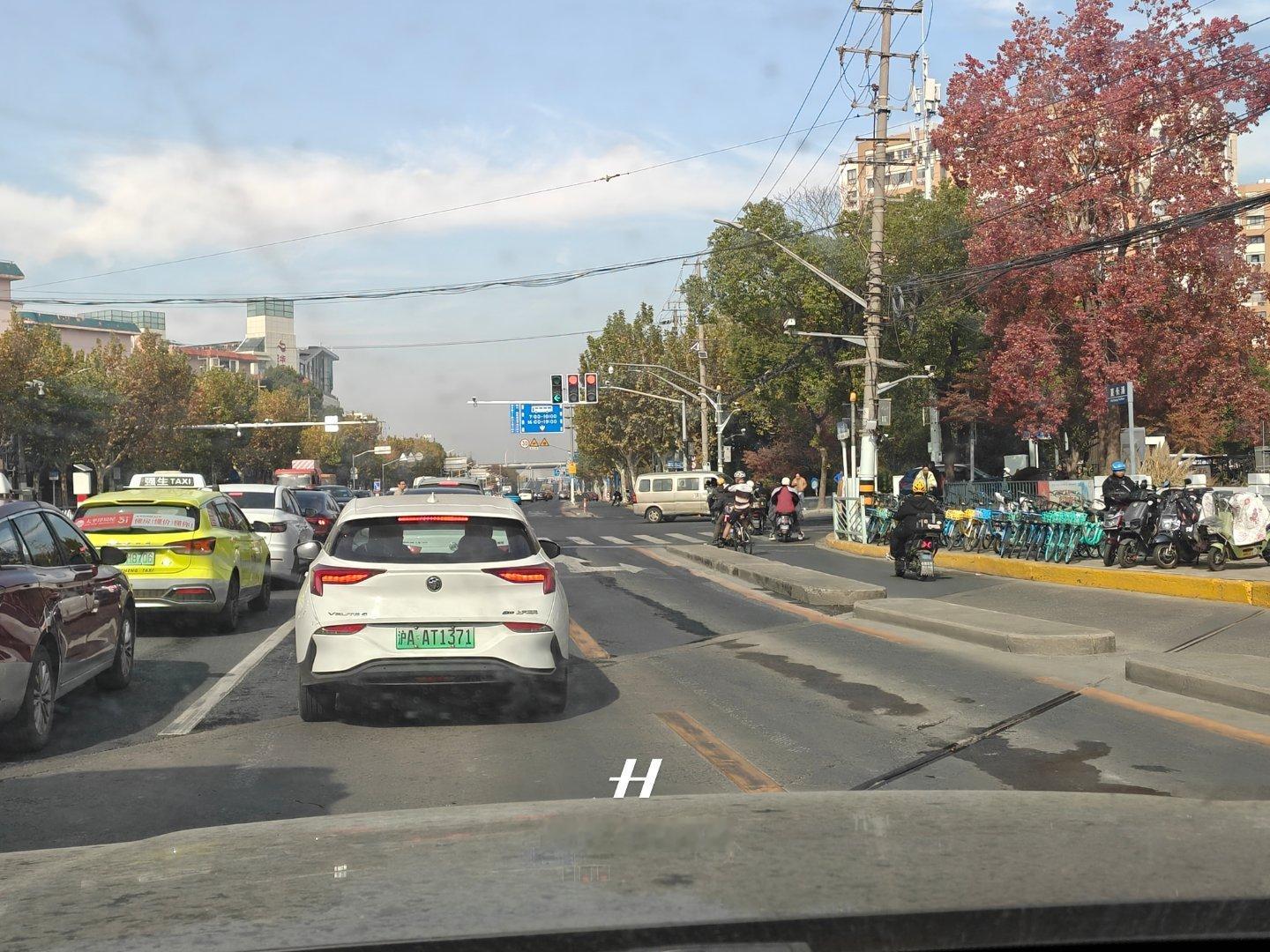 今天是周日，公交车道不限行，右边这根道也能直行。但就硬是没人走公交车道。上海实在