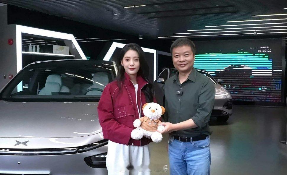 小鹏G7又多了位新车主，短剧女王徐艺真也来体验了下G7，体验完大师兄还亲自交付了