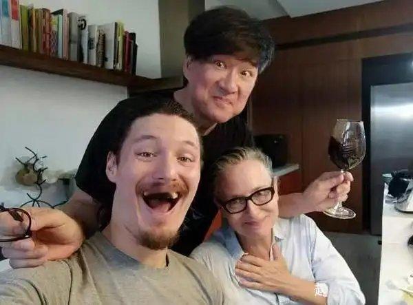 周华健一家三口，他看着最年轻！ 