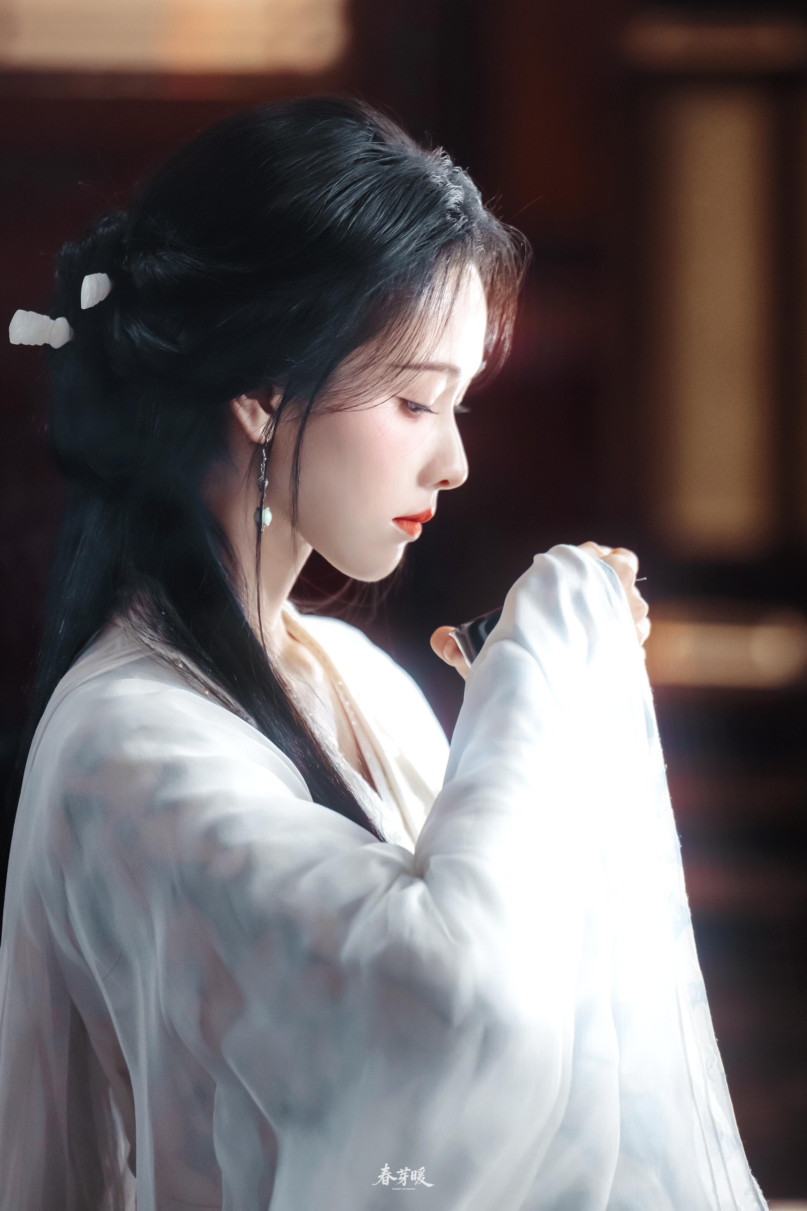 陈都灵怎么哭得乱七八糟的 陈都灵哭到刘海分叉睫毛打架的样子，完全就是雨天走丢的垂