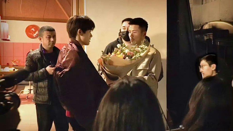 易烊千玺酱园弄杀青照易烊千玺酱园弄杀青照 ​​​