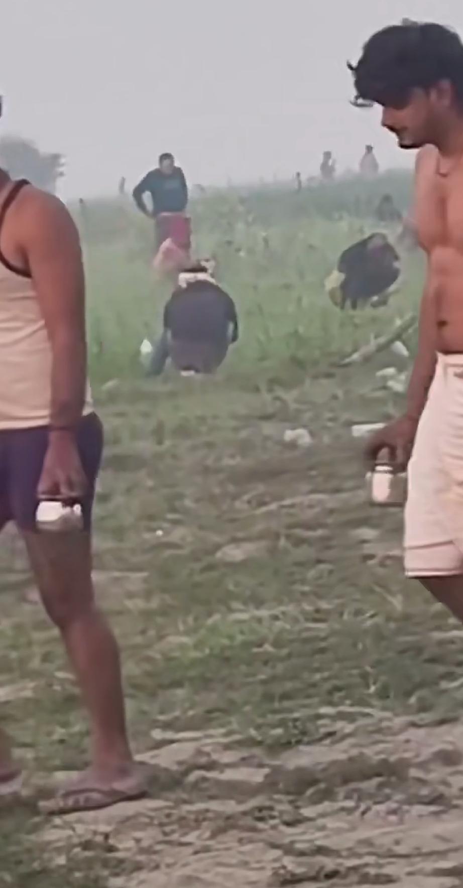 其实，印度是挺讲卫生的！

每天清晨醒来，印度人都会拿着装满水的瓶瓶罐罐迈步走向