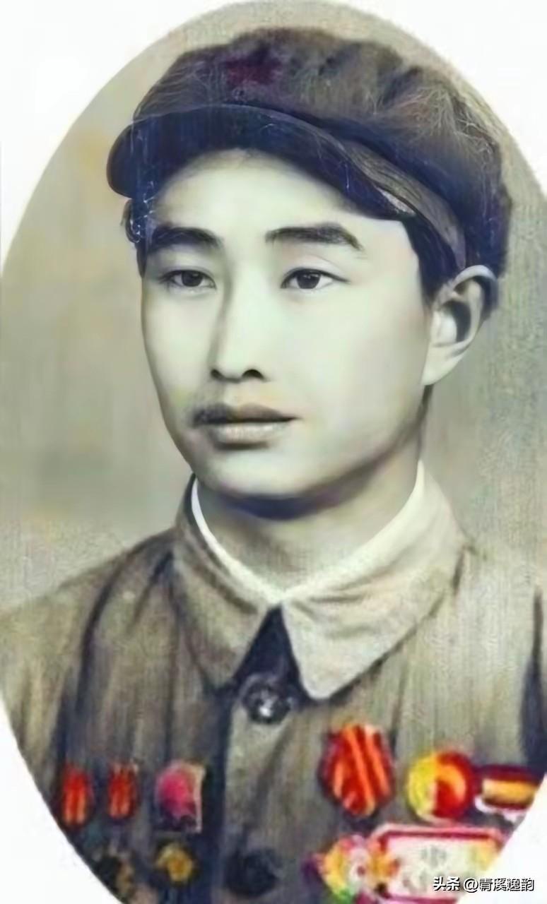 1943年，日本空袭时，18岁战士宋岭春正躲在草丛里，他看到飞行员探出头来，当敌