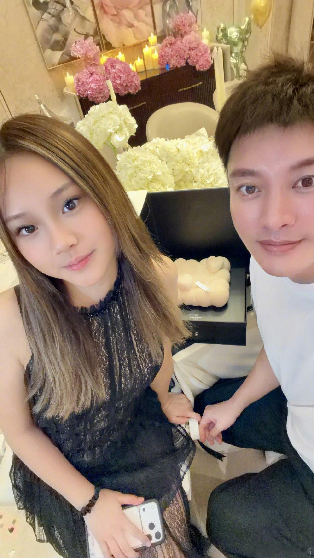 贾乃亮为14岁甜馨庆生14岁的甜馨贾乃亮为14岁甜馨庆生，看着甜馨从一个小豆丁长