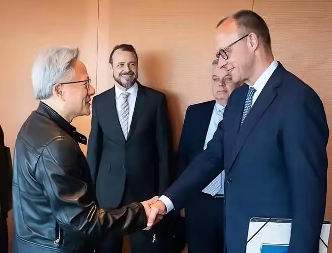 黄仁勋当面刺激德国总理默茨：
“中国大概是当今唯一一个既深度扎根于制造业，又深度