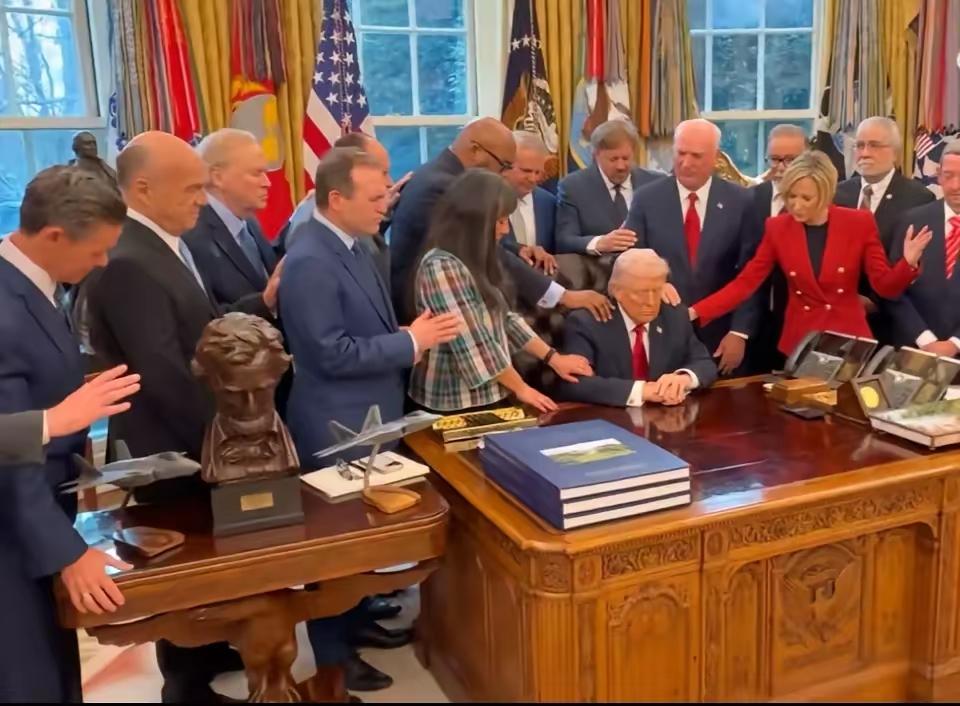 活久见！号称世界最强大的国家，总统竟被一群牧师团团围住做法祈福，这画面简直荒诞到