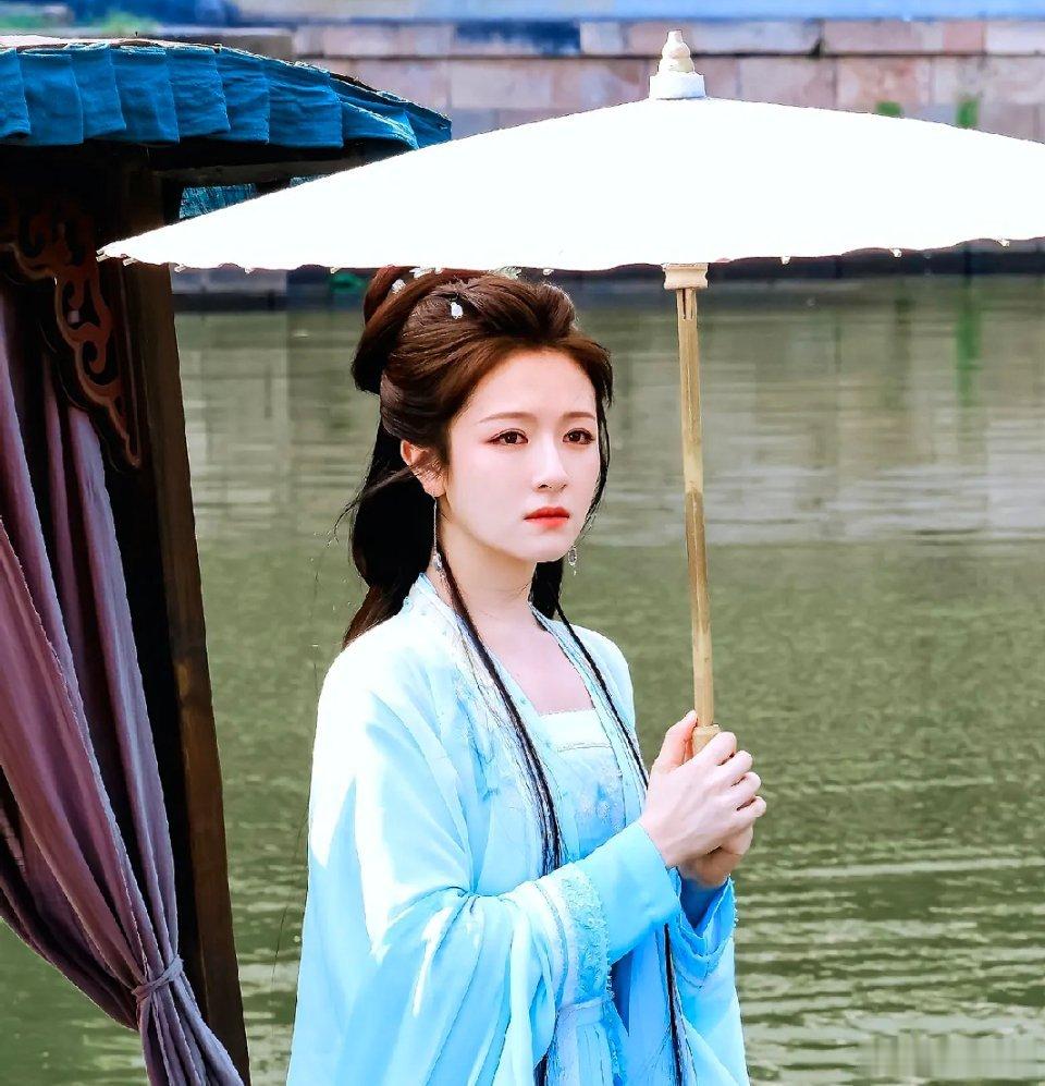 李兰迪的古装照自带穿越感，仿佛从古籍画卷中走出来的仕女。素雅发髻缀着精致珠钗，轻
