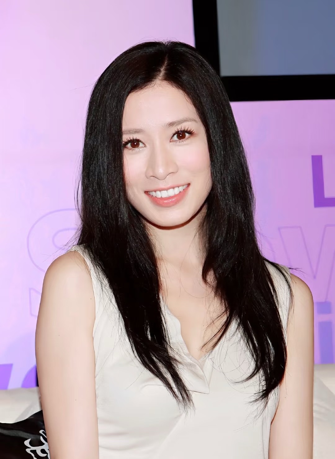 佘诗曼回应曾霸凌杨思琦佘诗曼和杨思琦都很好看诶。细看发现她俩还有像。不过事业上佘