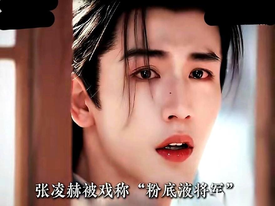 刷到一个视频，差点没把我笑岔气。
一边是何润东版的项羽，满脸尘土汗水，眼神里全是