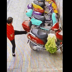 这凌花步失误了？
不知道是处于什么心态，摆放整齐的电动车碍了她的眼，是对摆放的不