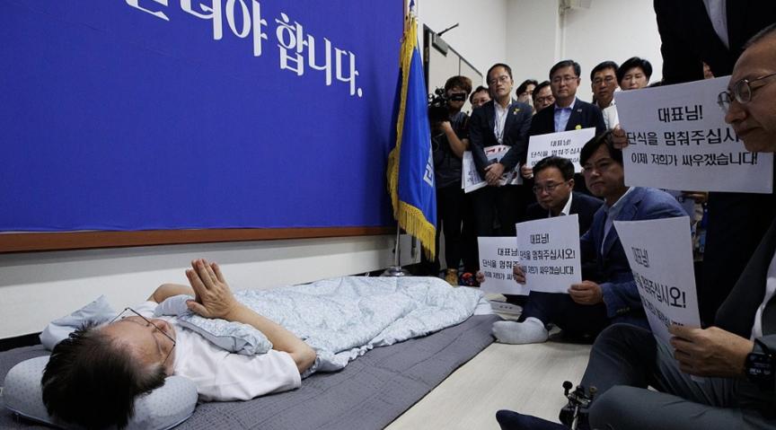 两年时间，李在明身上发生了翻天覆地的变化。大家还记得2023年，李在明为了反对日