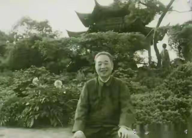 1959年，身兼五职的南京军区副司令郭化若，因保一名部下被调离核心，晚年竟连看牙