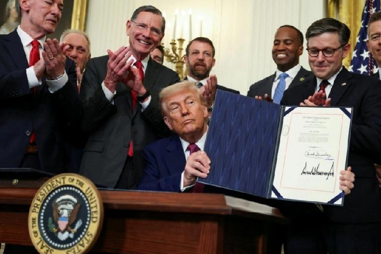 12月12，英国发布报告称:“美国希望全球汽车买家回归燃油车，核心归因于特朗普的