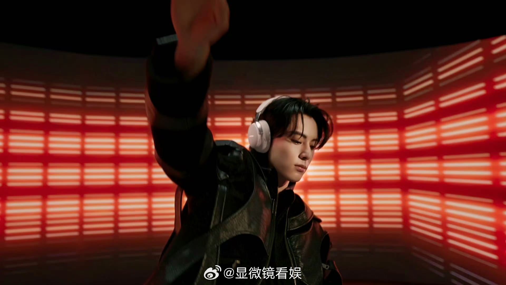 DJ王鹤棣太对味了 解锁DJ身份也太适配了吧！一身黑皮衣衬得肩线优越，指尖跟着鼓