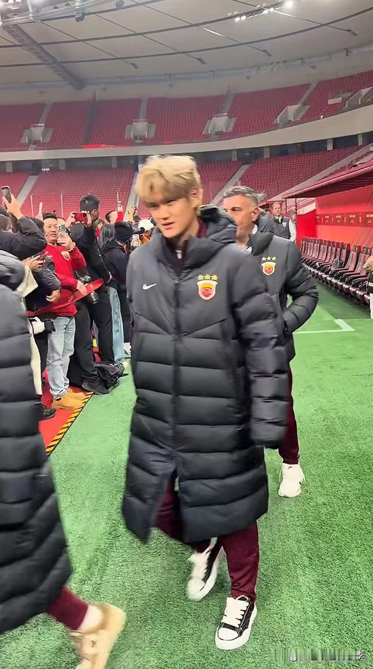 刘祝润参加上海海港夺冠庆典活动！
在上海海港中超三连冠庆典活动中，我们看到了刘祝