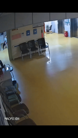 这个女护士究竟是看到什么了？
看起来真是把她吓得够呛！
甚至直接尖叫了起来？社会