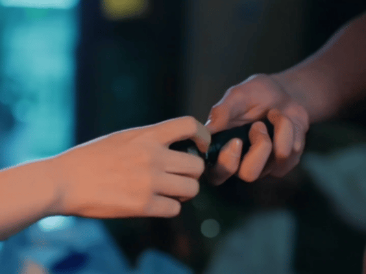 双轨后视镜翻转镜头 神来之笔 靳朝的体贴不是大张旗鼓的，而是藏在细节里的。帮戴头