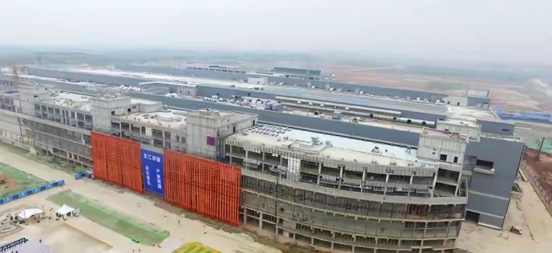 中国储存芯片如何破局？答案就藏在长江储存的全国产生产线上。
在全球存储芯片涨价的