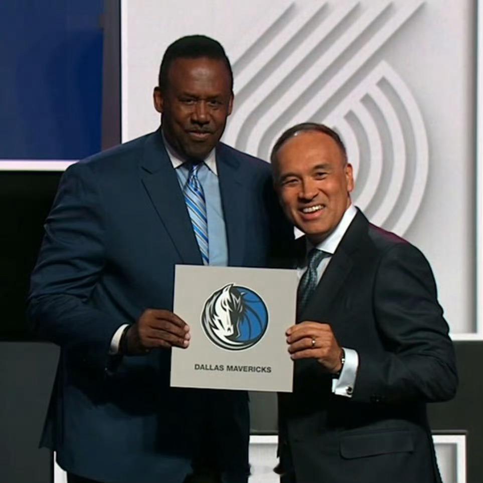 黑箱不演了？独行侠1.8%概率抽中状元😂2025年NBA选秀乐透抽签最终结果如