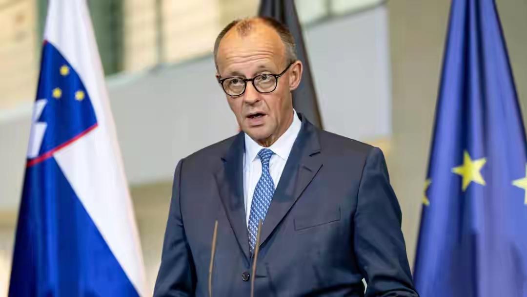 2025年11月的西方阵营，活像场没搭好台的闹剧：这边德国总理默茨刚在柏林记者会