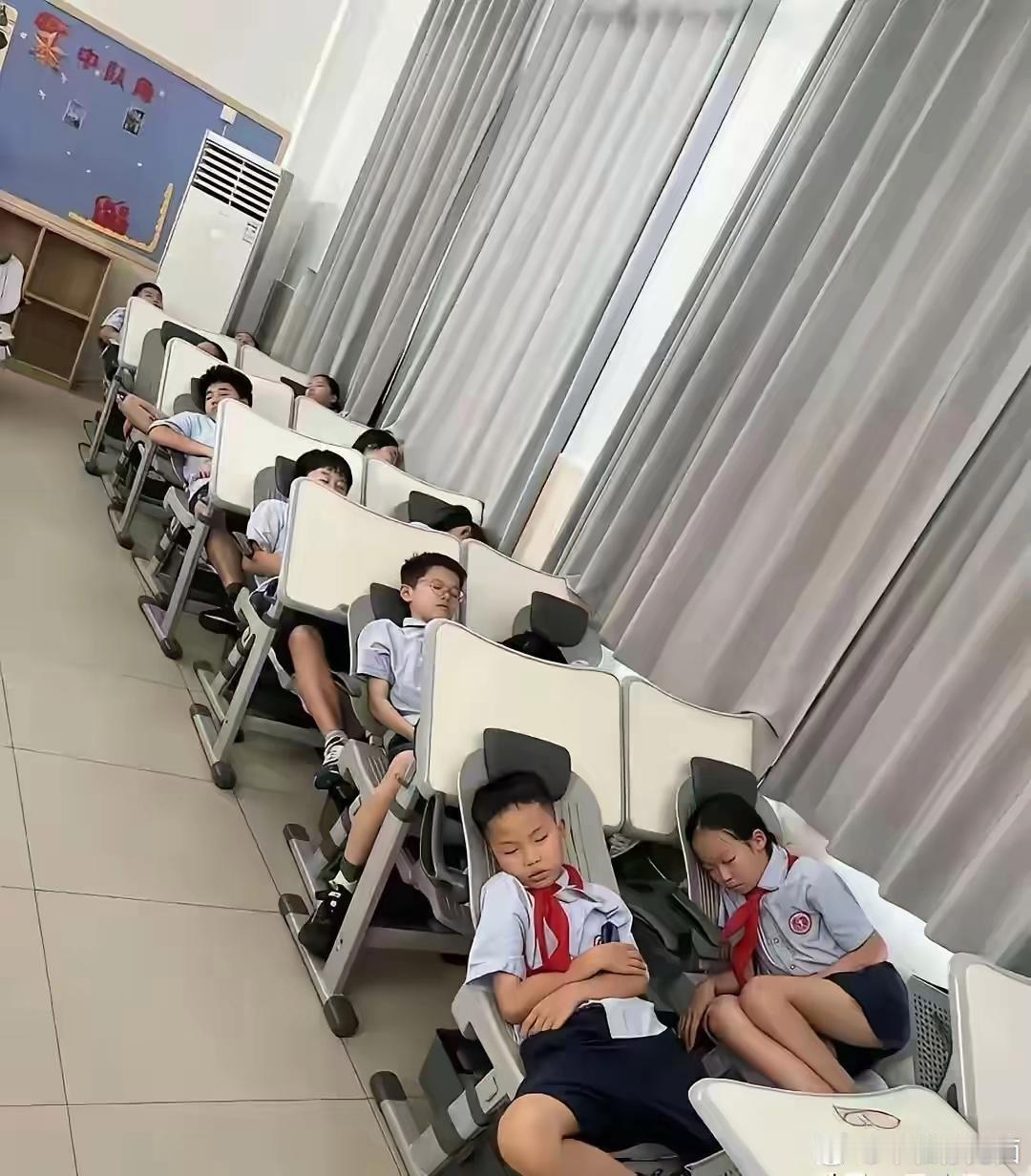 看完这教室午休椅，我总算懂贵在哪了 
