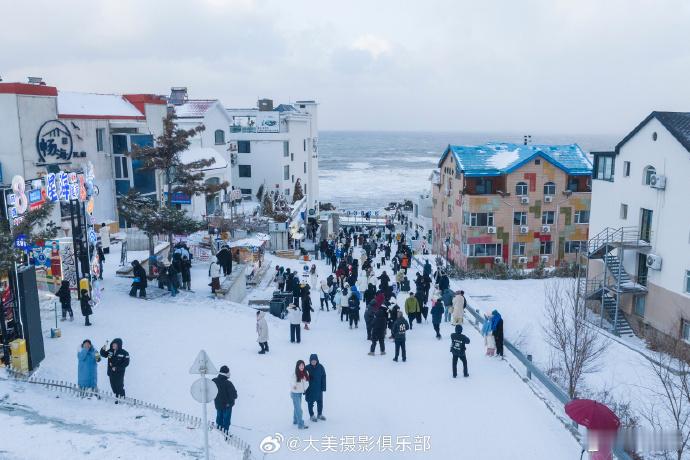 千里山海自在威海大美影像中国行当刘公岛的晨钟撞碎薄雾，当国际海水浴场的浪花吻过脚