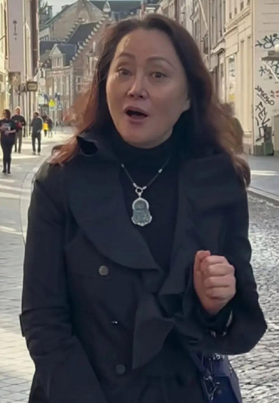 外国街头偶遇久未露面的宋佳，弯腰驼背状态欠佳。 ​​​