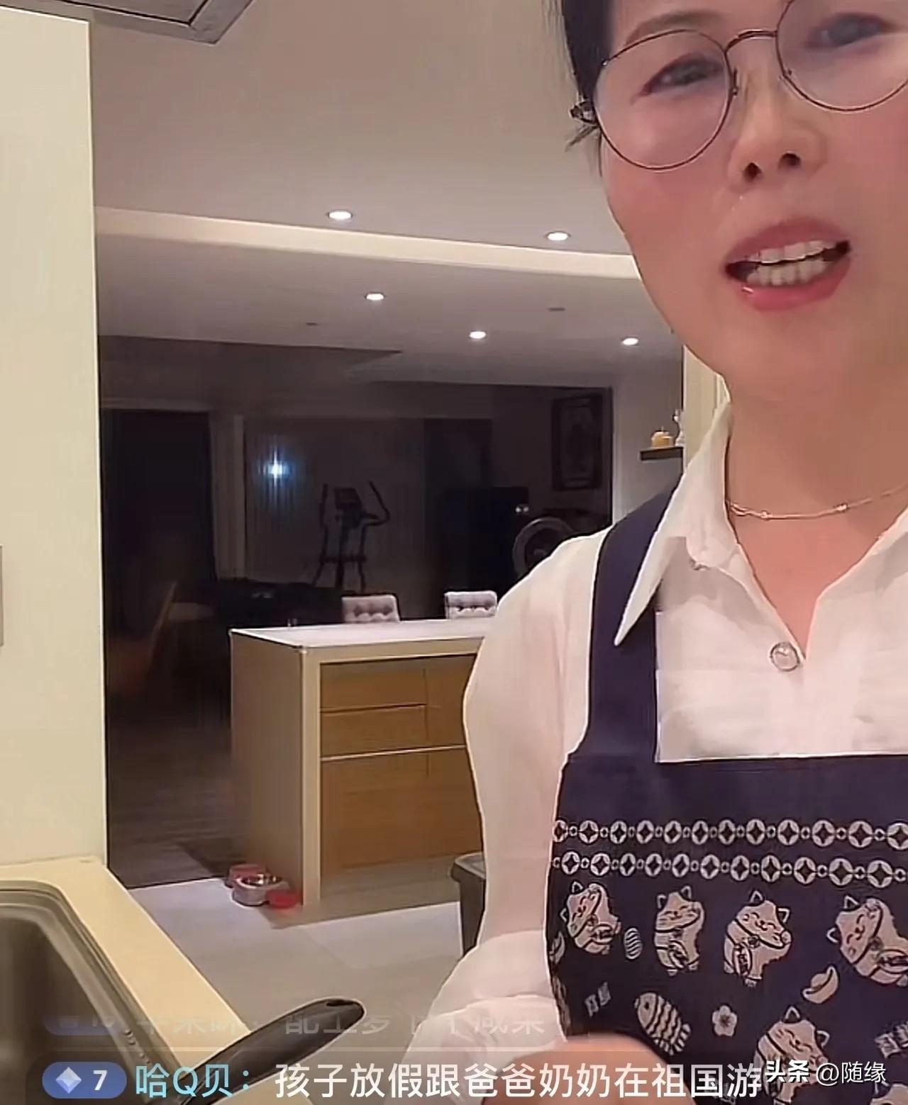 小杨阿姨透露汪小菲一家还在重庆！
她直播时被问大S两个孩子状况，她竟然快人快语: