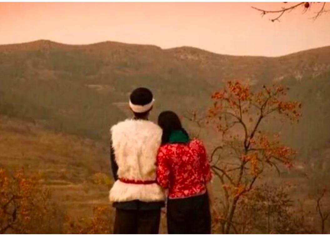 这就爱
山村夜景也不错；
夕阳西下照大地；
夫妻二人山坡下；
相互依恋看远景；
