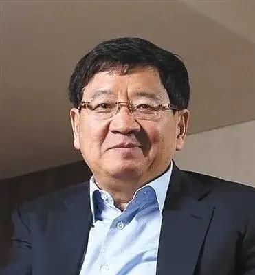 2006年，徐小平套现40亿离开新东方，之后，他在“央视名嘴”张泉灵的劝说下，拿