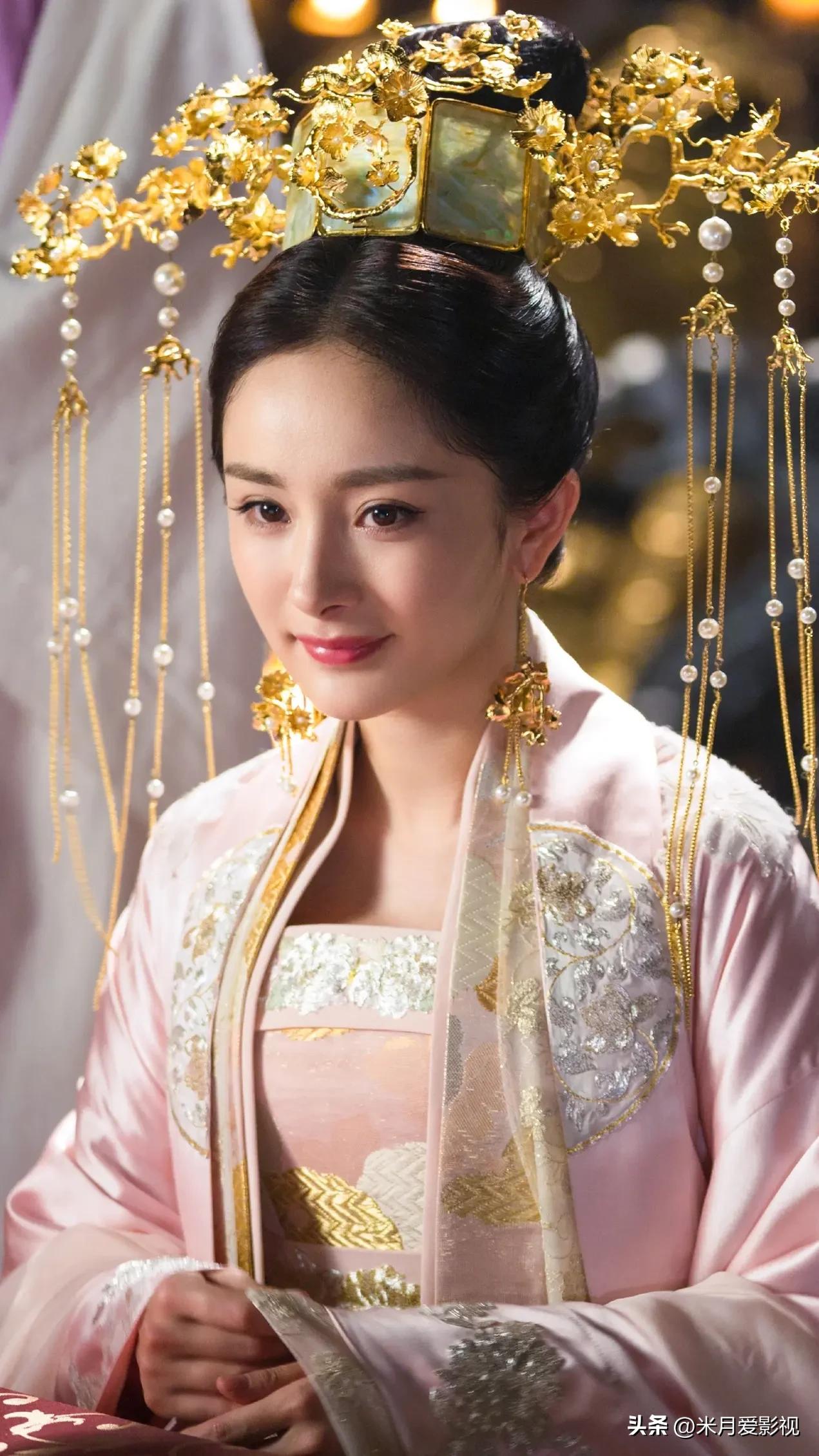 很多人只看到杨幂现在风光无限，却不知道她从很小的时候，就已经在娱乐圈的诱惑里，做