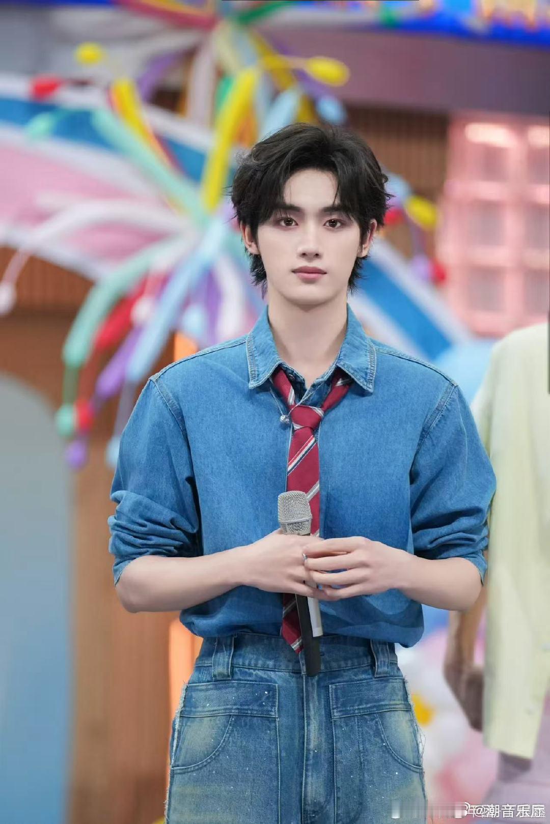 丁程鑫干坏事的时候一点儿不嫌累你好星期六小狐狸丁程鑫上线，干坏事的时候眼睛亮晶晶