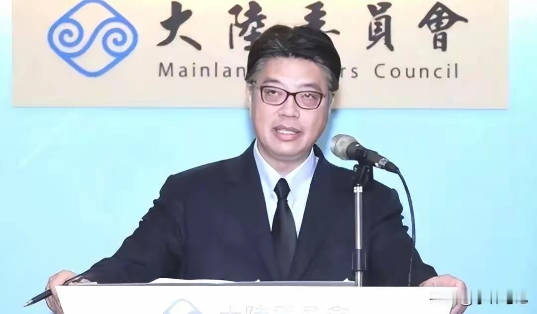 就在今天（30日）台湾陆委会表示：
“大陆可能进一步将‘惩独名单’通报国际刑警组