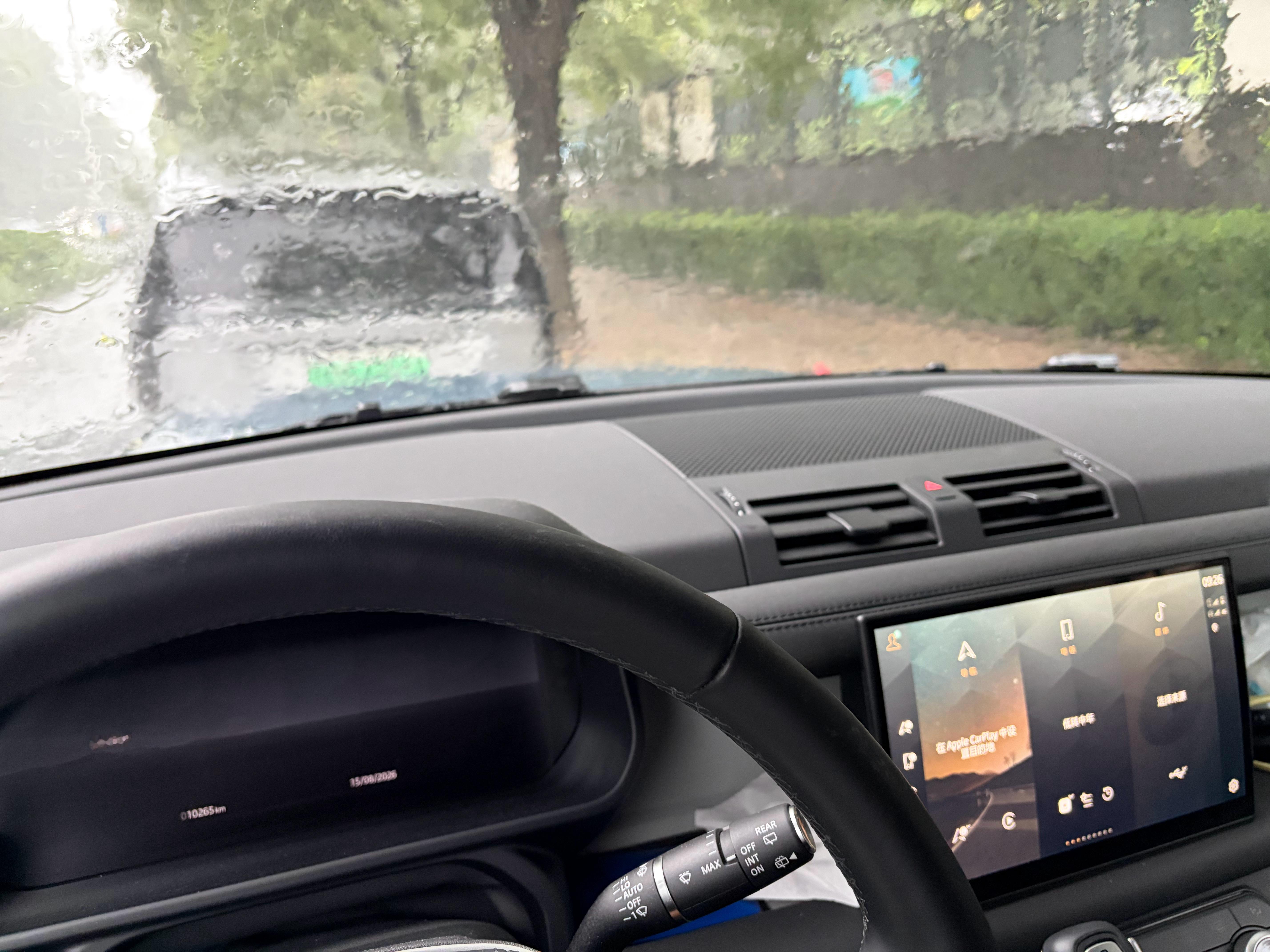 家里的卫士一个月没开了，落了一层土，今天赶上下雨我立马开到外面冲一冲，我真的太会