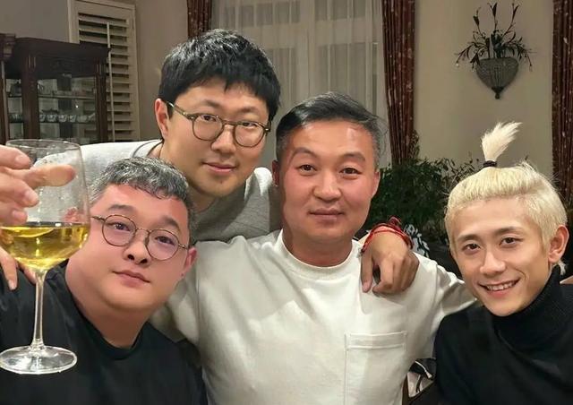 傅彪儿子傅子恩。是个独立导演。别看他住豪宅生活奢华，可他没靠父亲名声炒作星二代人