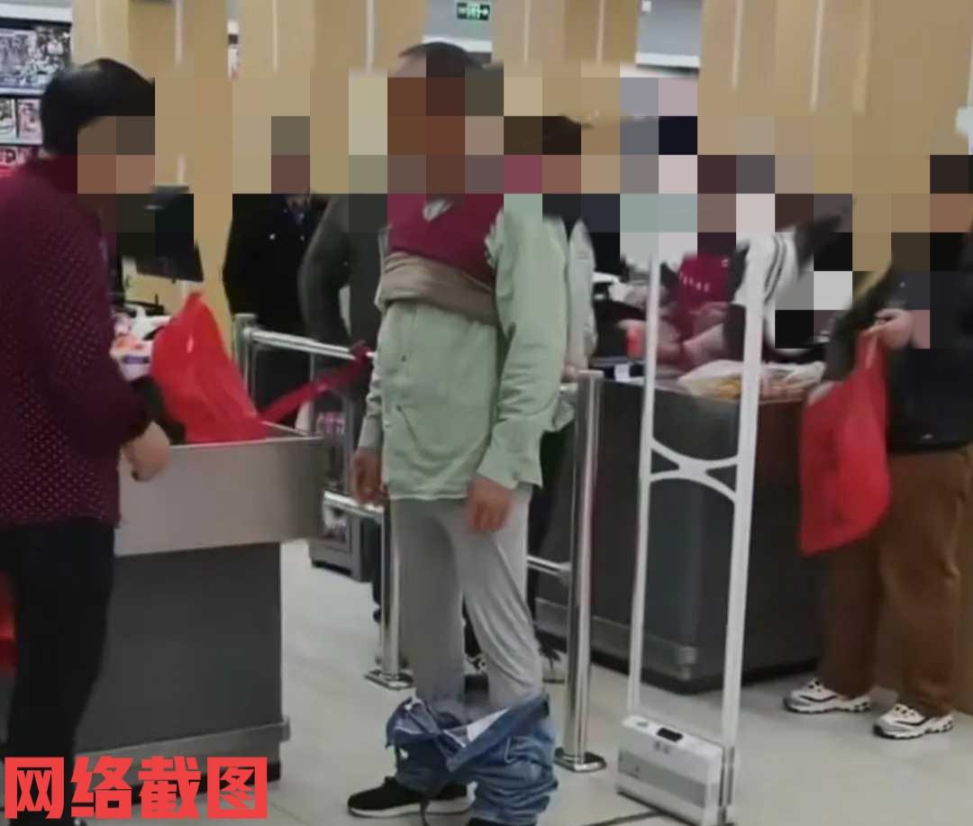 安徽有老人去一家超市购物。

只当老人走出超市出口后，突然超市出口处的警报器响了