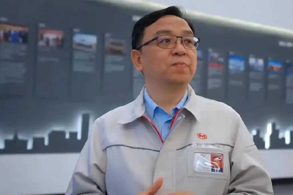 比亚迪王传福确实有点太低调了，北京车展期间还在坐地铁去逛展，福布斯上他的身价在千