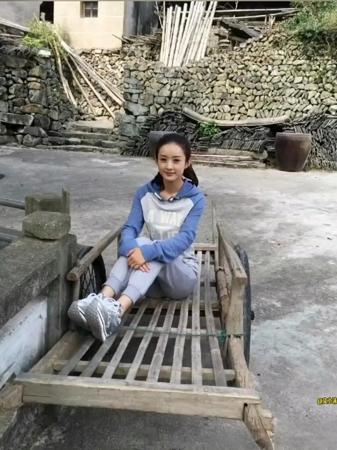 谁还没被赵丽颖早期的神颜暴击过？这妥妥是90后心中的白月光啊！
"素颜能打，甜度