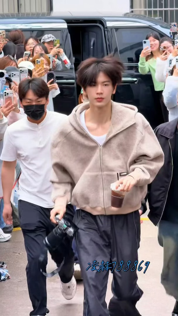 张凌赫今天素颜好性感张凌赫素颜也完全扛住镜头！顺毛造型搭配灰色卫衣，少年感拉满！