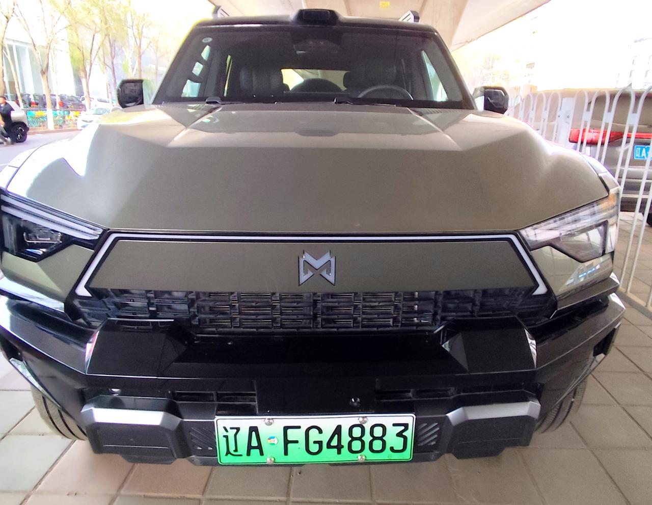 华为智能越野SUV《猛士M817》
  东风汽车旗下，一款搭载华为乾崑智能越野S