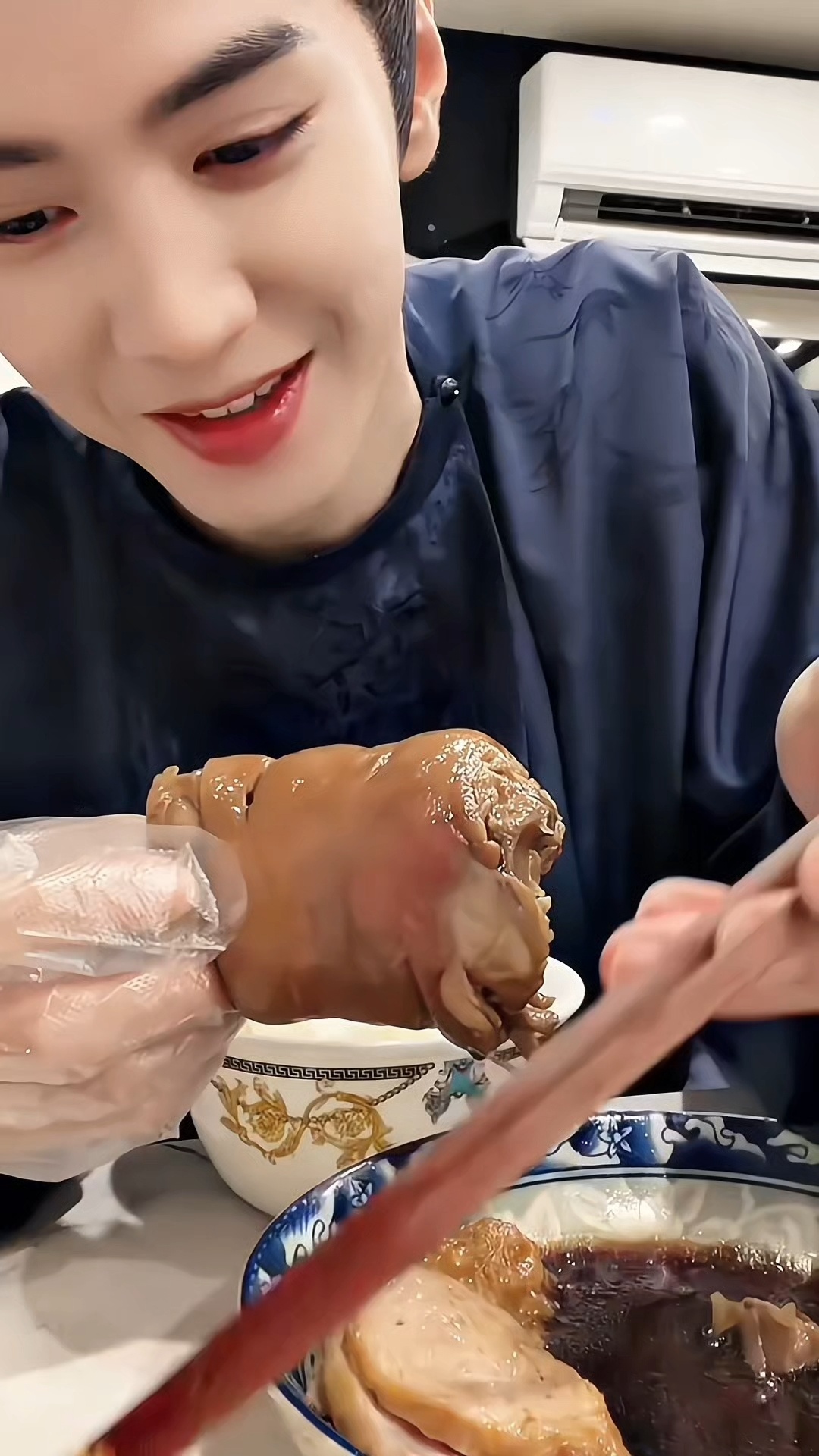 陈哲远吃猪蹄给自己吃笑了陈🐷圆爱吃饭我们爱看陈🐷圆吃饭耶耶耶耶耶