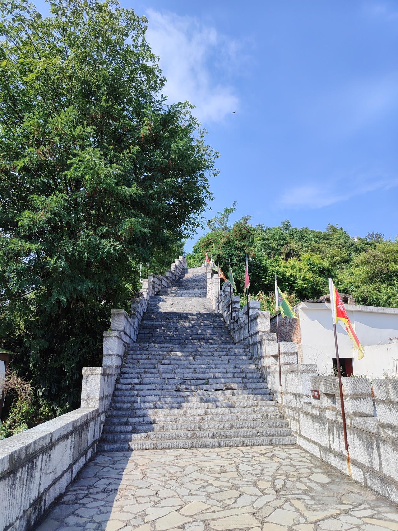 写给岁月里的自己写给岁月里的自己：愿你始终怀揣热忱，在时光的褶皱里种下繁花。那些