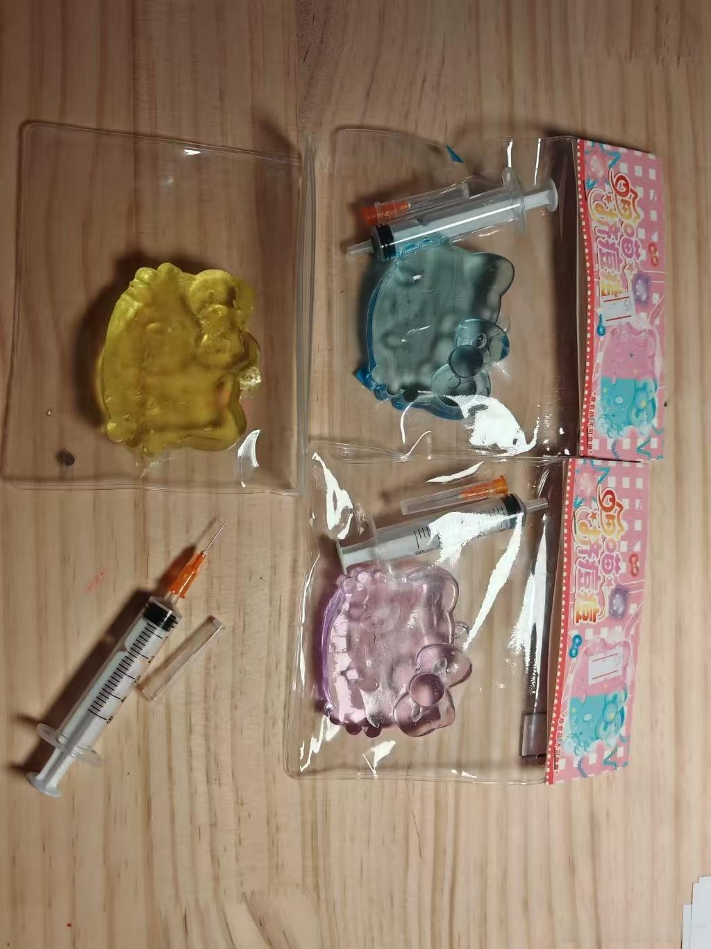 家长怒斥小学附近卖针头捏捏乐看到这个消息真是惊呆我了，学校门口居然在卖这种仿真针