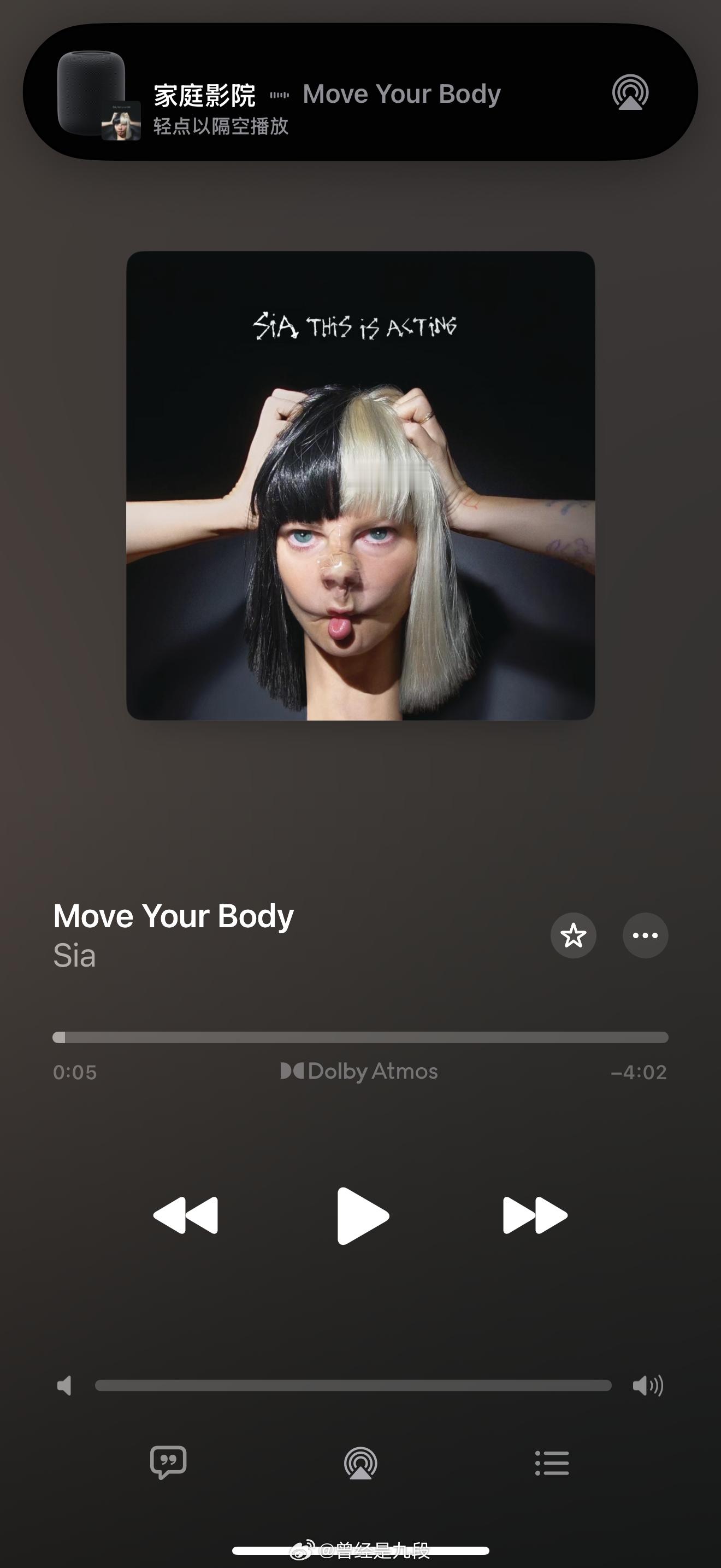 一大早闺女在听郜一菲吹小号的「我们的时光」和Sia的「Move your Bod