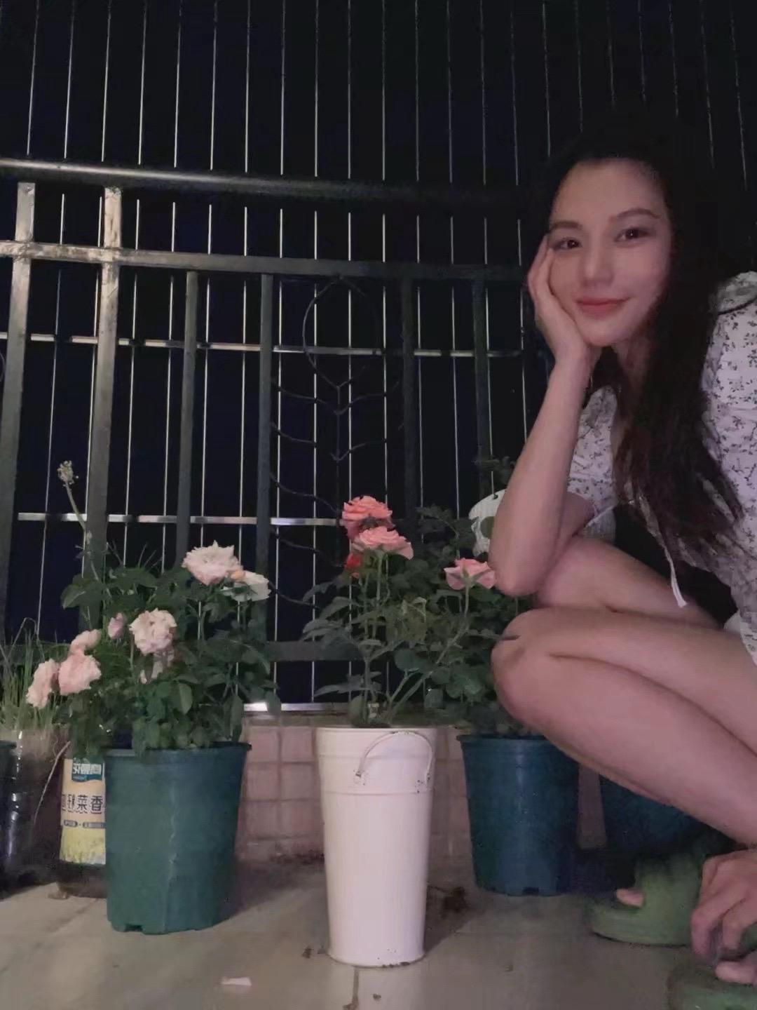 翻到几年前的旧照，那段时间突然想养一些花，当然最后全都枯萎了，还有点小...