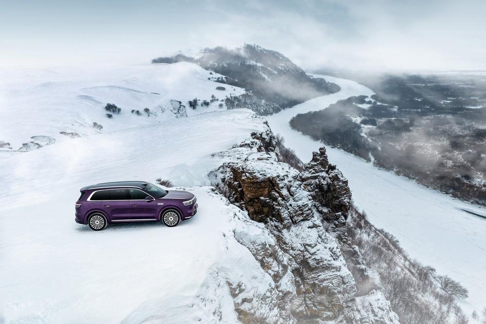 鸿蒙智行的成功不仅仅体现在市场数据的增长上，更体现在其技术背后的全链条赋能。在2